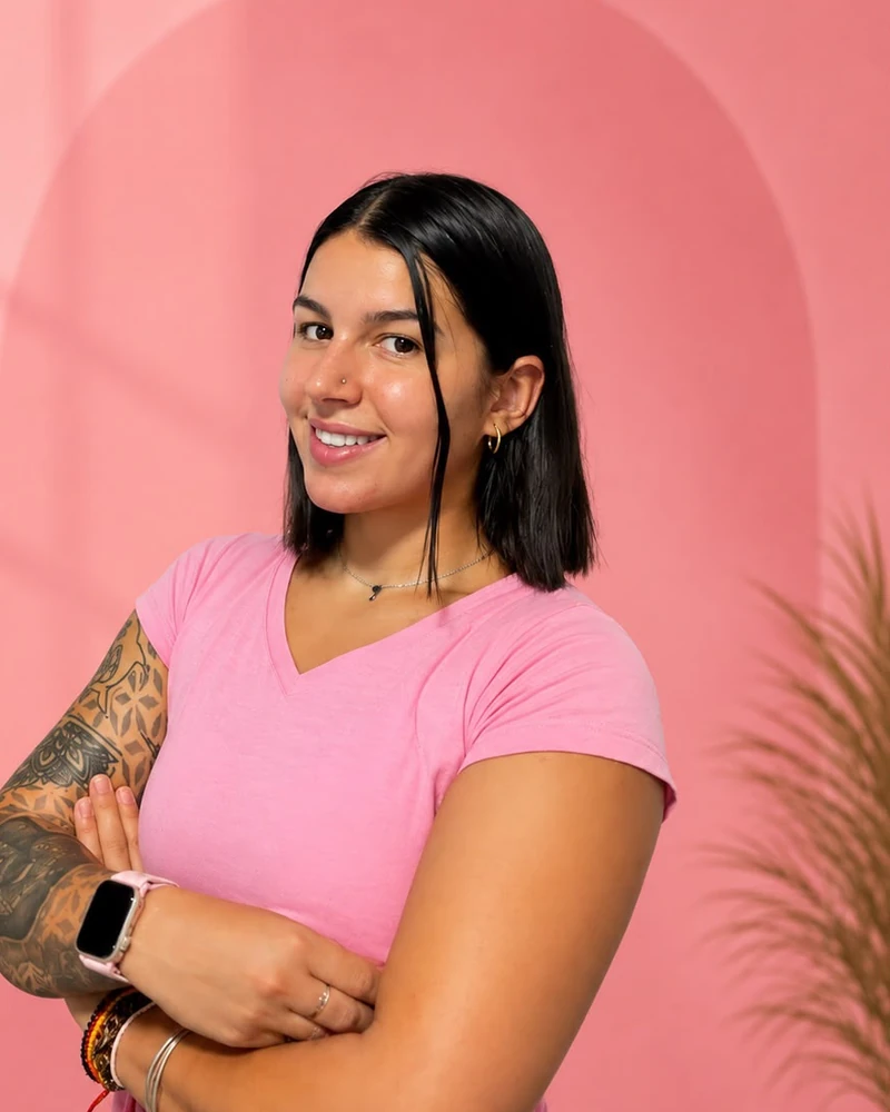 Olaya Valiente Galiano sonriendo, retrato de estudio