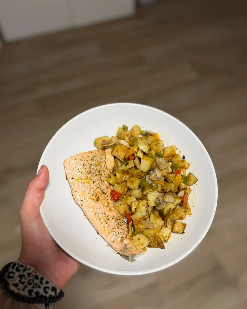 Plato de salmón con verduras salteadas, de un plan de nutrición de OlyGo